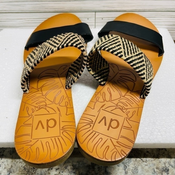 DOLCE Vita slides, Size 7, black. Casual spring/summer wear. Preowned,so… - Picture 5 of 8